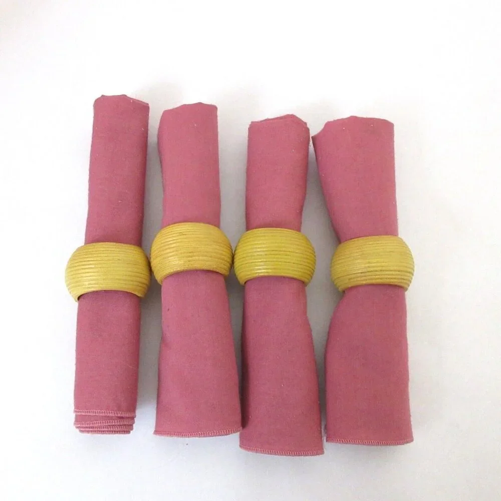 Set of 4 Vintage Ribbed Ceramic Brown Napkin Rings Holders & Pink Fabric Napkins